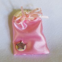 Sacchetti portaconfetti in satin rosa con dettagli in madreperla